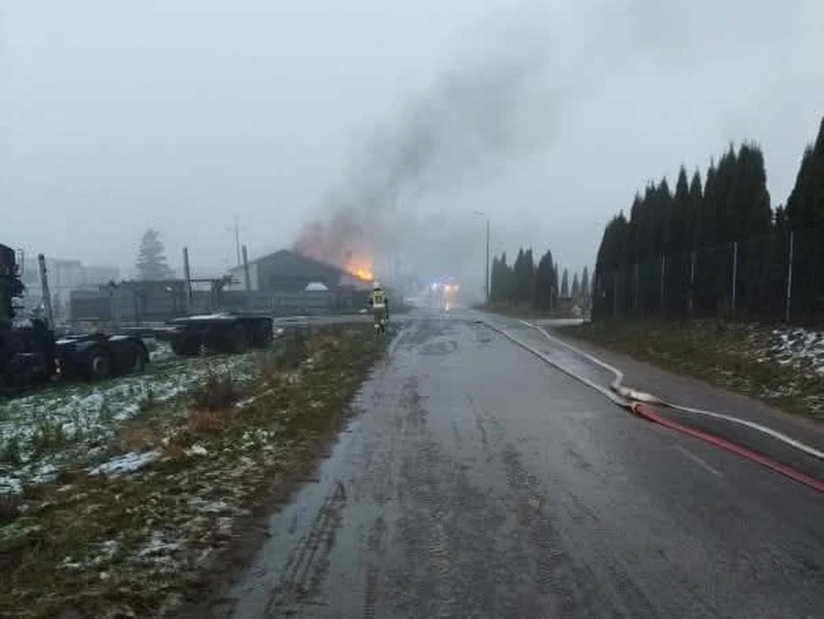 100 strażaków walczyło z pożarem zakładu spawalniczego w Lubieszynie niedaleko Kościerzyny w Pomorskiem. Konieczna była ewakuacja 10 osób z pobliskich domów.
