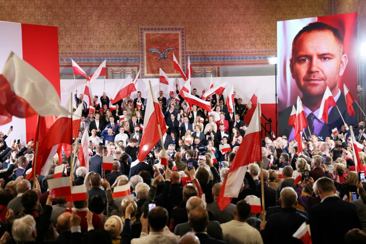 "Czytanie o miłości do ojczyzny z kartki, sztuczność, nerwowość" - tak o Karolu Nawrockim, kandydacie Prawa i Sprawiedliwości w przyszłorocznych wyborach prezydenckich, wypowiedział się w rozmowie z RMF FM Tomasz Trela, poseł Lewicy. "Karol Nawrocki - trzecia kadencja Andrzeja Dudy" - napisał na X były premier Leszek Miller. "Każdy z rywali jest poważnym wyzwaniem, kto zlekceważy konkurentów, przegra wybory" - tak z kolei napisał premier Donald Tusk. Decyzję dotyczącą oficjalnego kandydata PiS ogłoszono w niedzielę po godz. 16 w Hali "Sokół" w Krakowie. Kandydaturę przedstawił nie Jarosław Kaczyński, a - jak określono - przedstawiciel komitetu, który dokonał wyboru, historyk, prof. Andrzej Nowak. Gdy Karol Nawrocki wychodził na scenę, by odczytać swoje pierwsze przemówienie, w tle leciała muzyka z filmu "Rocky". 