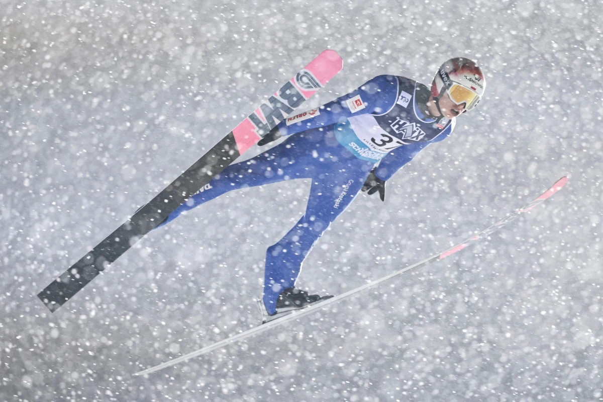 Paweł Wąsek był 23., Aleksander Zniszczoł - 25., a Kamil Stoch - 28. w niedzielnym konkursie Pucharu Świata w skokach narciarskich w norweskim Lillehammer. Wygrał Austriak Jan Hoerl, który odniósł czwarte zwycięstwo w karierze.