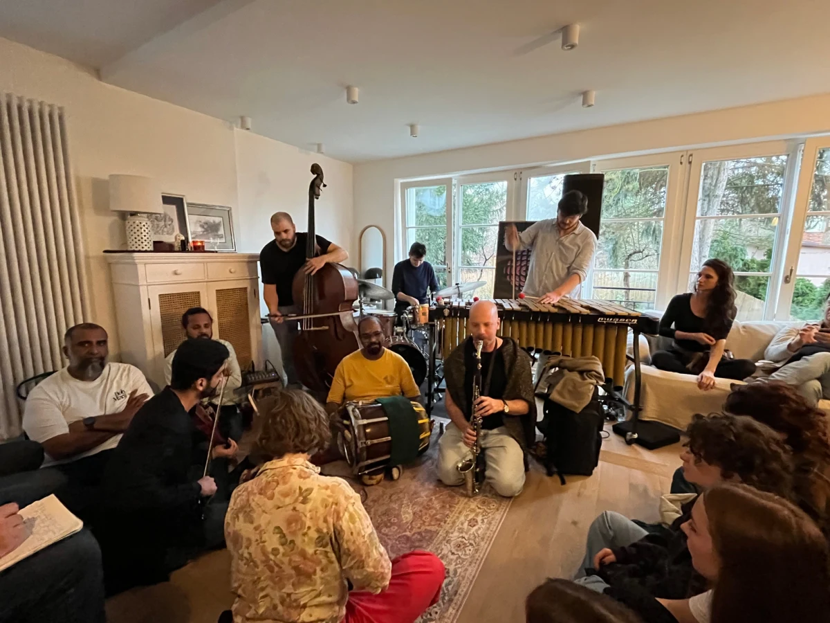 Zwykle grają w wielkich salach koncertowych, dziś - w salonie na wrocławskim Biskupinie. Co roku gwiazdy festiwalu Jazztopad dają kilka koncertów na zaproszenie mieszkańców w ich własnych domach. Na jednym z nich była reporterka RMF FM Martyna Czerwińska. 