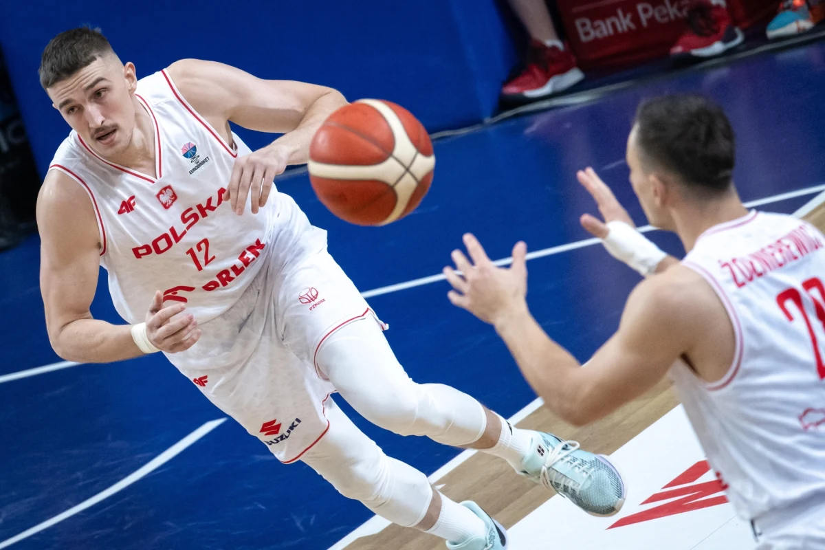 Biało-czerwoni koszykarze w końcu wygrali w eliminacjach Eurobasketu. Pokonaliśmy w Tallinie Estonię 88:86. Dopiero w ostatniej kwarcie wyszliśmy na wyższe niż jednopunktowe prowadzenie. Bohaterem naszego zespołu został Michał Michalak. Zawodnik Anwilu Włocławek rzucił 29 punktów. 27 dołożył Mateusz Ponitka. Polacy przez większość spotkania męczyli się na parkiecie, ale zdołali przechylić szalę zwycięstwa na swoją stronę.
