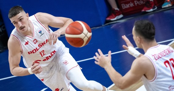 Biało-czerwoni koszykarze w końcu wygrali w eliminacjach Eurobasketu. Pokonaliśmy w Tallinie Estonię 88:86. Dopiero w ostatniej kwarcie wyszliśmy na wyższe niż jednopunktowe prowadzenie. Bohaterem naszego zespołu został Michał Michalak. Zawodnik Anwilu Włocławek rzucił 29 punktów. 27 dołożył Mateusz Ponitka. Polacy przez większość spotkania męczyli się na parkiecie, ale zdołali przechylić szalę zwycięstwa na swoją stronę.