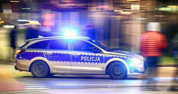 Kierujący samochodem osobowym wjechał w inne auto na stacji benzynowej przy ulicy Radzymińskiej w Warszawie. Stołeczna policja potwierdziła RMF FM, że ranna została jedna osoba. Uszkodzony został także dystrybutor gazu. Wcześniej straż pożarna informowała nas, że poszkodowane są dwie osoby, a uszkodzonych jest kilka aut. Ewakuowano pracowników stacji oraz znajdujący się obok McDonald's. Na miejscu nadal pracują służby. 