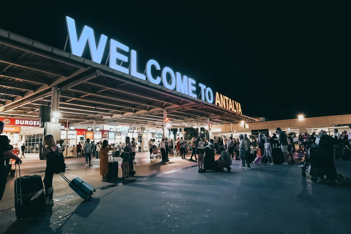 Silnik rosyjskiego samolotu pasażerskiego zapalił się w niedzielę po wylądowaniu na lotnisku w mieście Antalya na południu Turcji - poinformowano wieczorem na stronie lotniska. Tureckie ministerstwo transportu podało, że wszystkich 89 pasażerów i sześcioro członków załogi zostało bezpiecznie ewakuowanych.