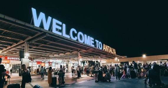 Silnik rosyjskiego samolotu pasażerskiego zapalił się w niedzielę po wylądowaniu na lotnisku w mieście Antalya na południu Turcji - poinformowano wieczorem na stronie lotniska. Tureckie ministerstwo transportu podało, że wszystkich 89 pasażerów i sześcioro członków załogi zostało bezpiecznie ewakuowanych.