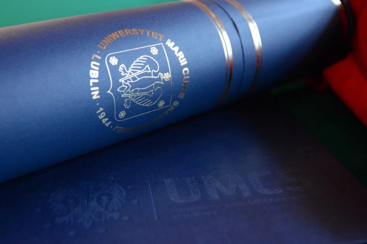 Amerykańsko-polska publicystka i dziennikarka Anne Applebaum, reżyserka, scenarzystka filmowa i teatralna Agnieszka Holland oraz pisarka, noblistka Olga Tokarczuk otrzymają w poniedziałek tytuły doktora honoris causa Uniwersytetu Marii Curie-Skłodowskiej w Lublinie. Uczelnia świętuje w tym roku 80-lecie istnienia.