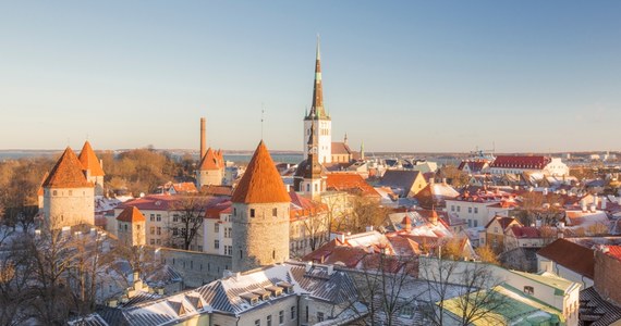 Jeśli wybuchnie wojna, musimy być gotowi na ewakuację za granicę cywilów z zagrożonych terenów, a w najgorszym przypadku nawet z obszaru całego kraju - powiedział w niedzielę dowódca sił zbrojnych Estonii gen. major Andrus Merilo. "W takiej sytuacji, ważne będą dla nas korytarze morskie, lądowe i powietrzne" - mówił szef estońskich sił zbrojnych podczas seminarium w Tallinie.