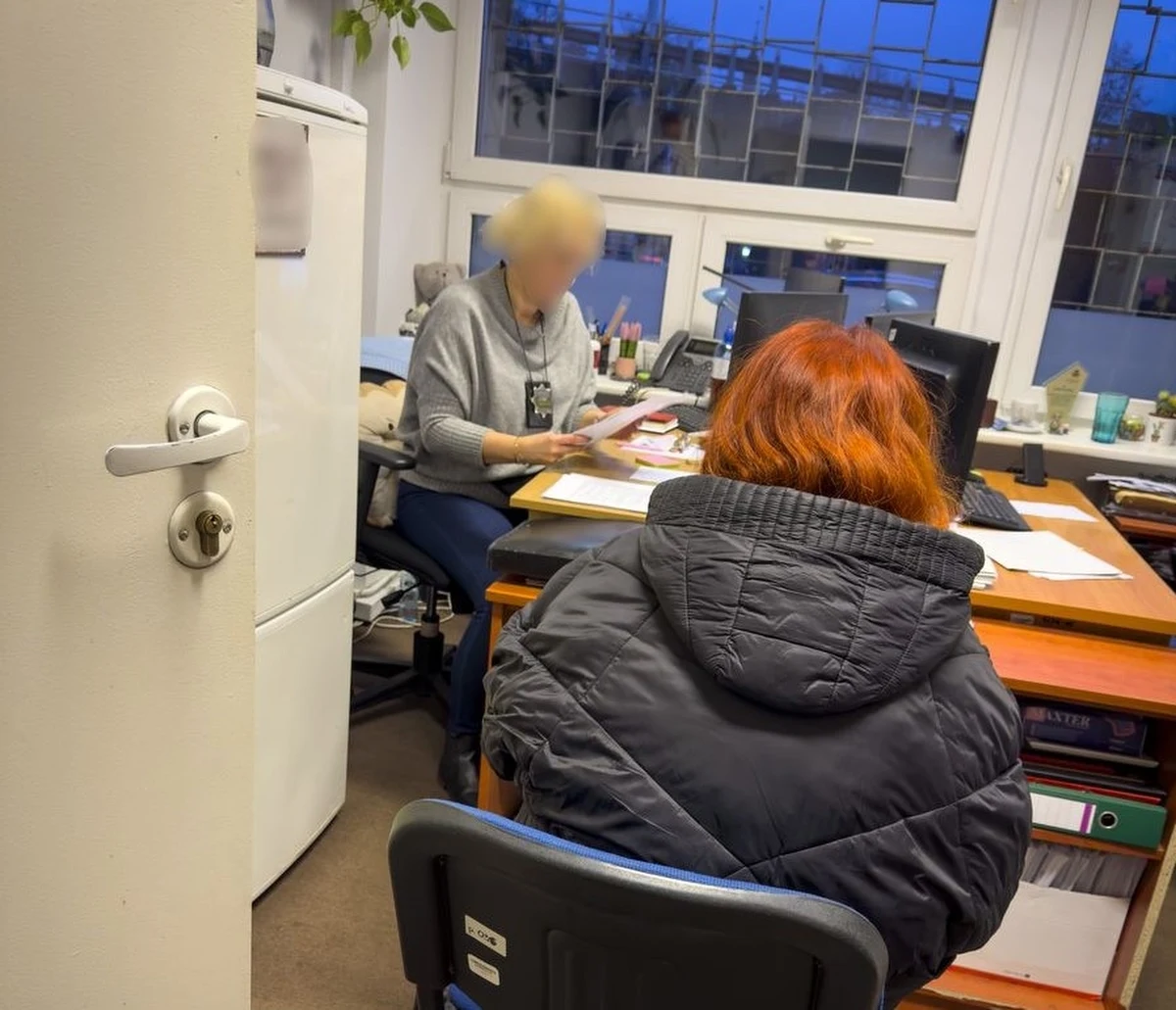 Pięć osób zostało zatrzymanych w Gdańsku, Gdyni i Bydgoszczy w związku ze śledztwem dotyczącym przyśpieszonego wystawiania pobytów. Taka "usługa" mogła kosztować od kilkuset do kilku tysięcy złotych. Wśród zatrzymanych jest urzędniczka Pomorskiego Urzędu Wojewódzkiego.