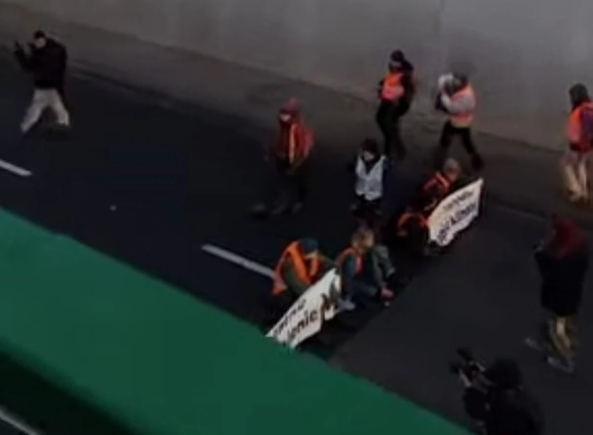 Trudny poranek dla kierowców w Warszawie. Aktywiści ekologiczni z Ostatniego Pokolenia zablokowali tunel Wisłostrady.