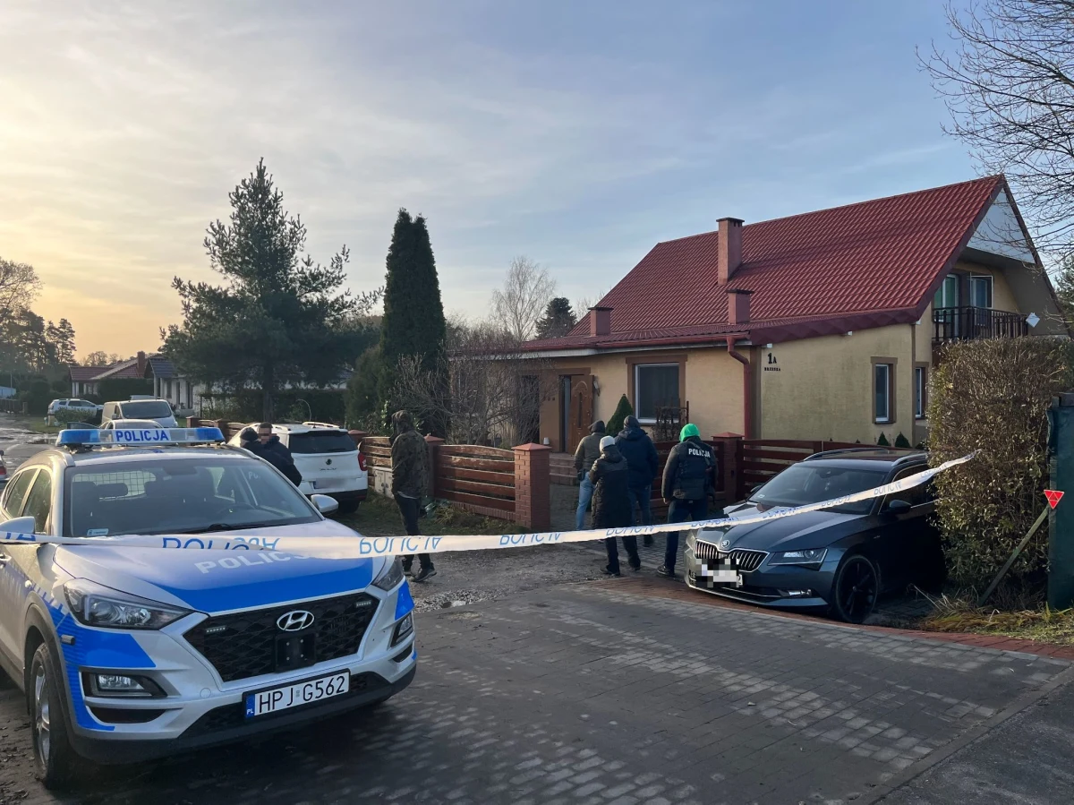 Dramatyczne wydarzenia w Namysłowie na Opolszczyźnie. Podczas rodzinnego spotkania 32-letni mężczyzna zastrzelił troje członków swojej rodziny, po czym zabarykadował się w mieszkaniu z dwiema kilkuletnimi dziewczynkami i ich matką - dowiedział się reporter RMF FM Jakub Rybski. Ofiary to rodzice i brat napastnika. Negocjacje z 32-latkiem prowadzili kontrterroryści. Gdy po kilku godzinach weszli do domu, mężczyzna nie żył. Informację o tej tragedii dostaliśmy na Gorącą Linię RMF FM.