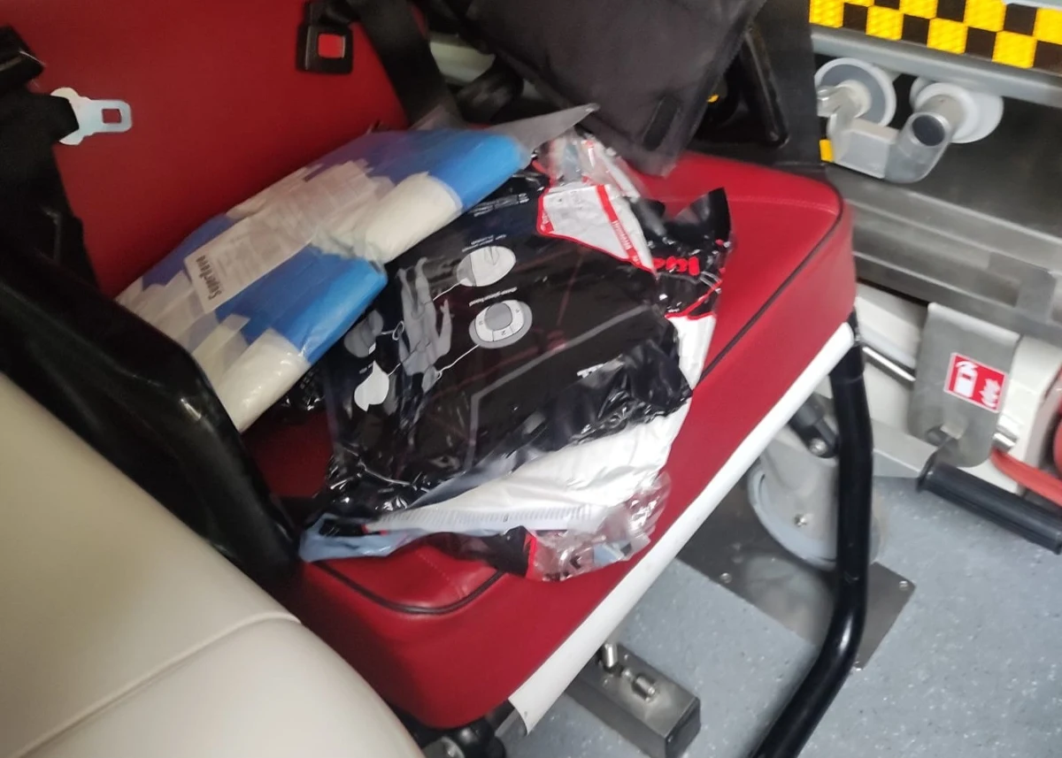 Karetka pogotowia na sygnale próbowała wwieźć środki pirotechniczne na stadion Polonii przy ulicy Konwiktorskiej w Warszawie. Akcję udaremnili policjanci.