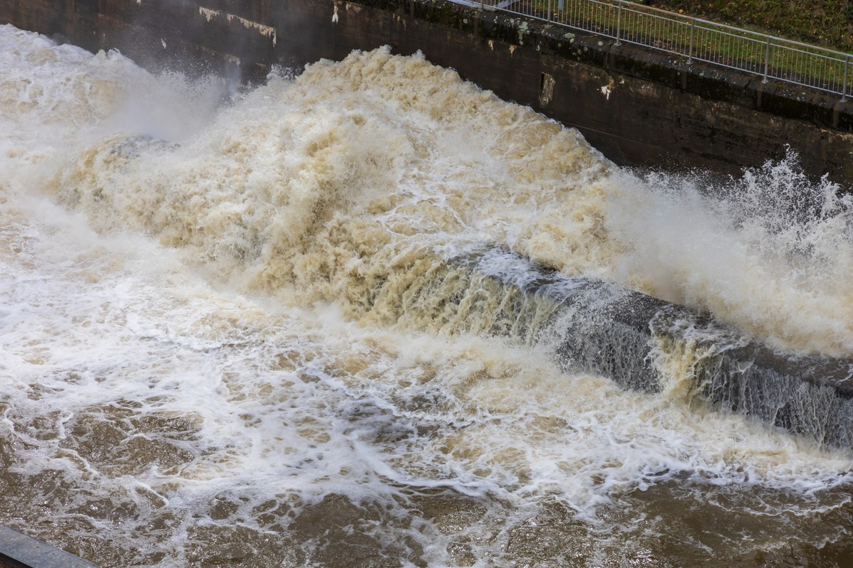 Do szpitala trafił wyziębiony 37-latek po tym, jak wpadł do Sanu. Z powodu silnego nurtu nie tylko nie był w stanie sam wydostać się z wody, ale też coraz bardziej oddalał się od brzegu. Mężczyznę uratowali policjanci i strażacy, którzy wspólnymi siłami wyciągnęli go z rzeki. 