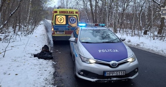 Policjanci podczas porannego patrolowania ulicy Uroczysko w Świętochłowicach ( Śląskie) zauważyli leżącego w śniegu nastolatka. Funkcjonariusze udzielili mu pierwszej pomocy, ogrzali w radiowozie i podali ciepły napój. Okazało się, że 16-latek, idąc poboczem średnicówki, spadł z urwiska i całą noc przeleżał w zaspie śniegu.