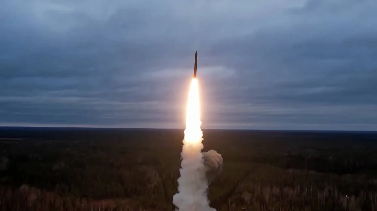 Przekazać Ukrainie broń atomową - taką dramatyczną opcję proponuje, według nieoficjalnych informacji "New York Timesa", część amerykańskich i europejskich polityków. Taki krok w zamierzeniu miałby powstrzymać postępy Rosji w trwającej od ponad tysiąca dni wojnie i utrzymać państwo ukraińskie na zachodnim kursie.