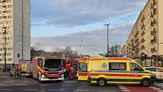 40-latek wpadł pod tramwaj. Interwencja służb uratowała mu życie