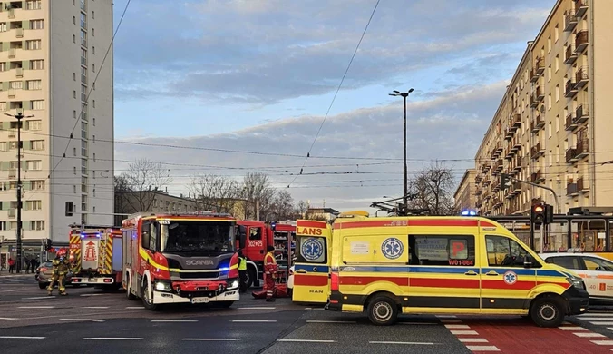 40-latek wpadł pod tramwaj. Interwencja służb uratowała mu życie