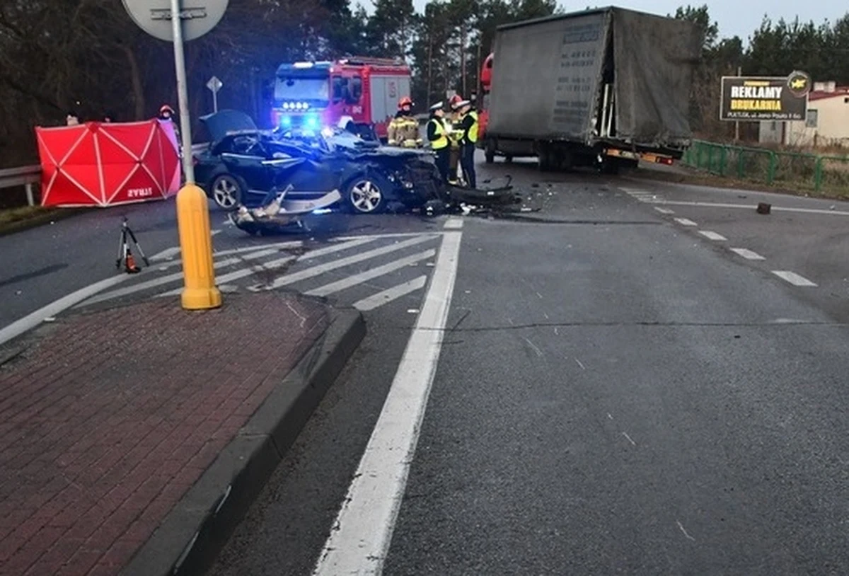 16-letnia pasażerka zginęła na miejscu po tym, jak osobowy mercedes, którym kierował 18-latek, uderzył w tył pojazdu ciężarowego mercedesa. "Kierowcy pojazdów nie odnieśli obrażeń, byli trzeźwi" - poinformowała w poniedziałek mł. asp. Magdalena Bielińska z policji w Pułtusku.