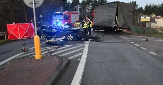 16-letnia pasażerka zginęła na miejscu po tym, jak osobowy mercedes, którym kierował 18-latek, uderzył w tył pojazdu ciężarowego mercedesa. "Kierowcy pojazdów nie odnieśli obrażeń, byli trzeźwi" - poinformowała w poniedziałek mł. asp. Magdalena Bielińska z policji w Pułtusku.