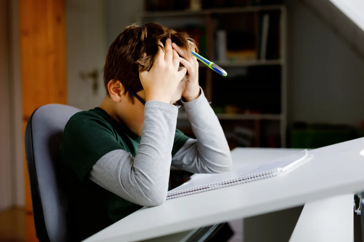 Nietypowe wezwanie otrzymali policjanci z hrabstwa Shawano w stanie Wisconsin w Stanach Zjednoczonych. Zadzwonił do nich zmagający się z ułamkami dziesięciolatek. Chłopiec poprosił o pomoc w rozwiązaniu zadań matematycznych - przekazała agencja UPI. Zastępca szeryfa pospieszył na ratunek.
