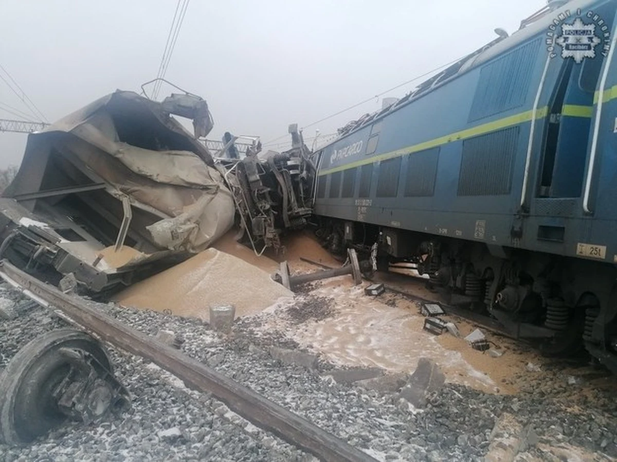 Uszkodzenie szyny było najpewniej przyczyną czwartkowego wykolejenia się pociągu towarowego w Kuźni Raciborskiej, który zderzył się z innym, jadącym przeciwnym torem - takie są wstępne ustalenia prokuratury. Jak poinformował reporter RMF FM Marcin Buczek, na razie nic nie wskazuje na to, aby ktoś celowo uszkodził szynę. Śledztwo prowadzone jest w kierunku niemyślnego sprowadzenia katastrofy w ruchu lądowym.