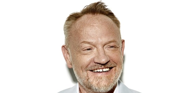 Od czasów roli Lane’a Pryce’a w "Mad Men" przez kapitana Francisa Croziera w "Terrorze", Valery’ego Legasova w "Czarnobylu" po króla Jerzego VI w "The Crown", Jared Harris tworzy jedne z najbardziej wyrazistych współczesnych telewizyjnych ról, udowadniając, że wybitne aktorstwo na dużym i małym ekranie błyszczy tak samo. W grudniu tego roku osobiście odbierze w Warszawie nagrodę specjalna Cutting Edge Award w czasie festiwalu seriali BNP Paribas Warsaw SerialCon 2024. Widzowie wezmą także udział w spotkaniu Q&A z aktorem.