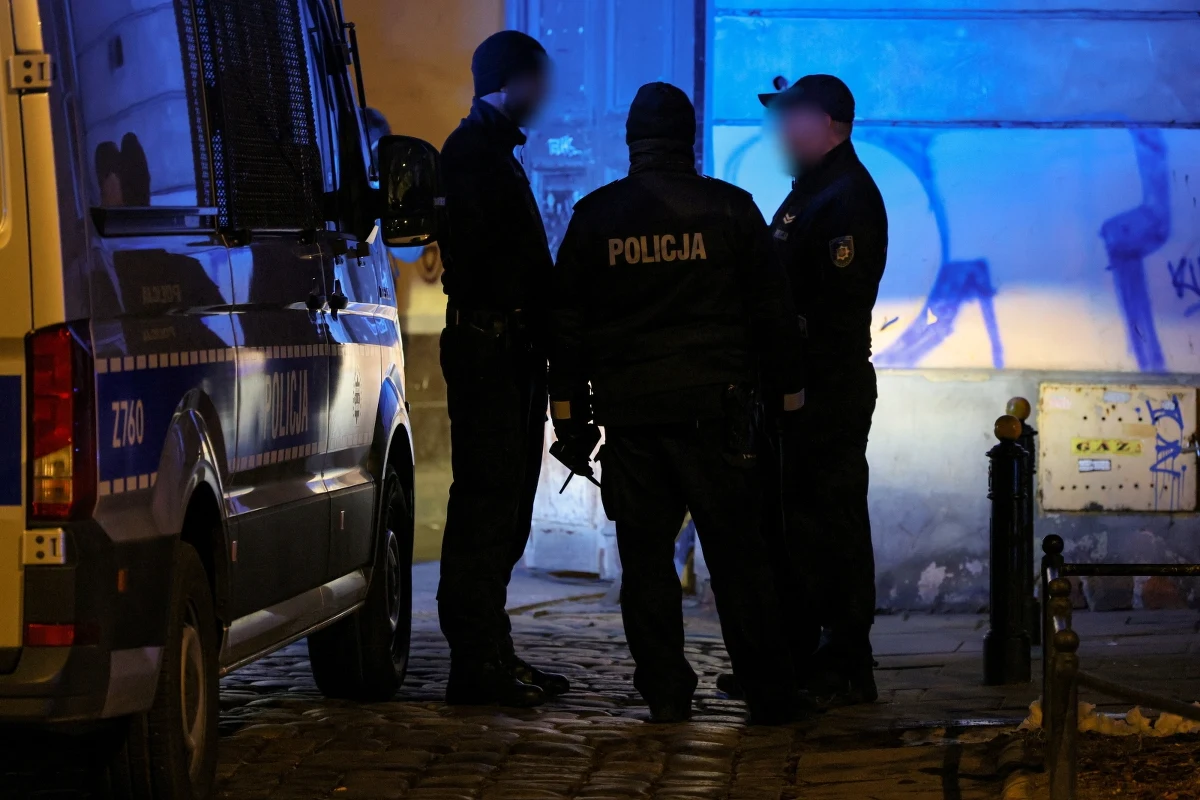 W poniedziałek odbyło się przesłuchanie policjanta, który w sobotę podczas interwencji na warszawskiej Pradze postrzelił drugiego funkcjonariusza. 34-latek zmarł w szpitalu. Prokuratura Okręgowa w Warszawie wszczęła już śledztwo dotyczące przekroczenia uprawnień przez policjanta i spowodowania ciężkich obrażeń ciała, w wyniku których zmarł człowiek.