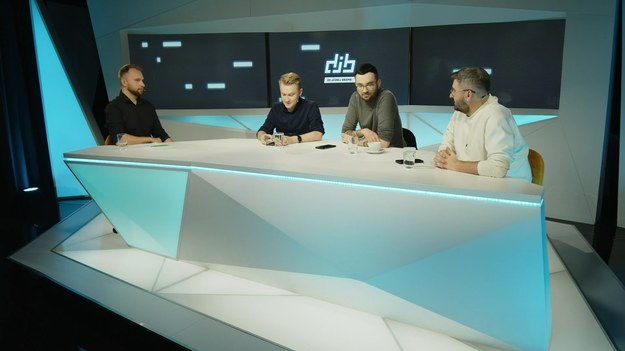 "Do jednej bramki" NA ŻYWO w każdy poniedziałek o godz. 12.00 w Interii oraz na  Polsat BOX Go .
W tekście zawarto link serwisu partnerskiego.