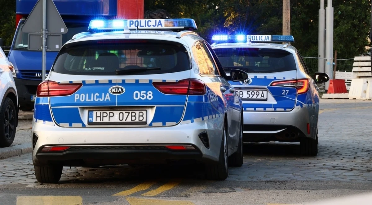 Uszkodzone samochody i pijany kierowca uciekający z miejsca kolizji - to bilans szaleńczego rajdu ulicami Grudziądza (woj. kujawsko-pomorskie). Nietrzeźwy sprawca został ujęty i obezwładniony przez policjantów.