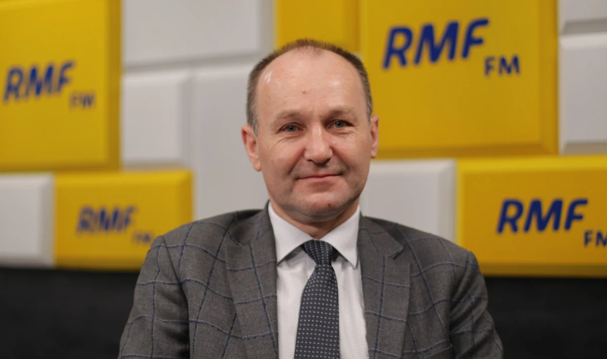 "Przygotowaliśmy rzetelny raport. Rząd Zjednoczonej Prawicy wpuścił do Polski 3 mln 610 tys. osób w cztery lata. Głównie z Ukrainy, Białorusi i Rosji. W tej liczbie nie ma Ukraińców, którzy uciekli przed wojną" - powiedział w Rozmowie o 7:00 w Radiu RMF24 Marek Sowa, przewodniczący komisji śledczej ds. afery wizowej, poseł Koalicji Obywatelskiej. Dodał, że komisja skieruje 11 zawiadomień do prokuratury ws. zaniedbań. "Przed sądem mogą stanąć m.in. Mariusz Kamiński, Mateusz Morawiecki, Andrzej Stróżny, Jadwiga Emilewicz, Justyna Orłowska, Lech Kołakowski, Maciej Lisowski" - wyliczał.