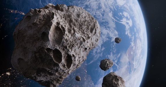 Asteroida wielkości boiska piłkarskiego minie Ziemię we wtorek - podała NASA. Kosmiczna skała o nazwie nazwie 2006 WB pędzi z prędkością 4,2 km na sekundę.