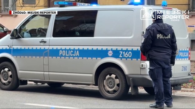 Policjanci prowadzą zbiórkę pieniędzy na pomoc dla rodziny kolegi zastrzelonego w czasie służby. Strzelał młody policjant, choć nie można o nim powiedzieć, że był to początek jego kariery. W policji pracował półtora roku i jak tłumaczą jego zwierzchnicy przeszedł wszystkie wymagane szkolenia. Co się zatem stało w sobotnie popołudnie na warszawskiej Pradze? To ustala prokuratura. Dziś przesłuchanie młodego policjanta.Materiał dla "Wydarzeń" przygotował Marcin Piotr Wrona. 