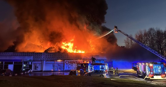 Kilkudziesięciu strażaków walczy z pożarem marketu odzieżowego przy ul. Teatralnej w Rudzie Śląskiej. Informację o tym zdarzeniu dostaliśmy na Gorącą Linię RMF FM. 