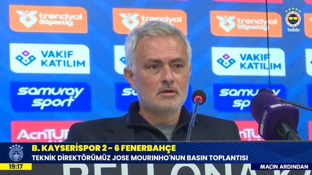 Trener Fenerbahce, Jose Mourinho, zaprzeczył doniesieniom, jakoby próbował sprowadzić Cristiano Ronaldo do tureckiego klubu, po tym jak pojawiły się plotki, że para rozmawiała przez telefon o potencjalnej przeprowadzce.

Mourinho trenował Ronaldo podczas jego kadencji w Realu Madryt, wygrywając tytuł hiszpańskiej La Liga w latach 2011-12 i Copa del Rey rok wcześniej.

Zapytany o możliwość podpisania kontraktu z napastnikiem Al Nassr, którego umowa wygasa z końcem sezonu 2025, Mourinho powiedział dziennikarzom, że bardziej prawdopodobne jest, że spotka się ze swoim byłym zawodnikiem przy posiłku, niż sprowadzi go do Stambułu.