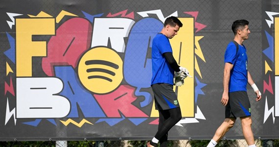 Wojciech Szczęsny zakończył karierę po czym na zasadzie wolnego transferu przeszedł do FC Barcelony. Skoro więc polski bramkarz zrezygnował z piłkarskiej emerytury, nie podoba mu się jego rola w drużynie z Katalonii. Osoby z bliskiego otoczenia Szczęsnego donoszą serwisowi El Nacional, że Polak nie może pogodzić się z funkcją rezerwowego.