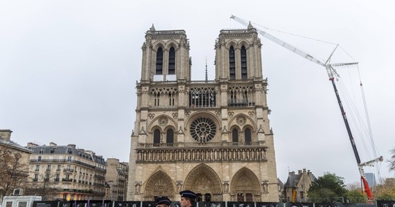 Zaostrzają się polemiki wokół odmowy ze strony papieża Franciszka wzięcia udziału w grudniowych uroczystościach ponownego otwarcia paryskiej katedry Notre-Dame. Według francuskich mediów prezydent Emmanuel Macron wielokrotnie nalegał, by papież zmienił zdanie w tej sprawie. Nie udało mu się go jednak przekonać.