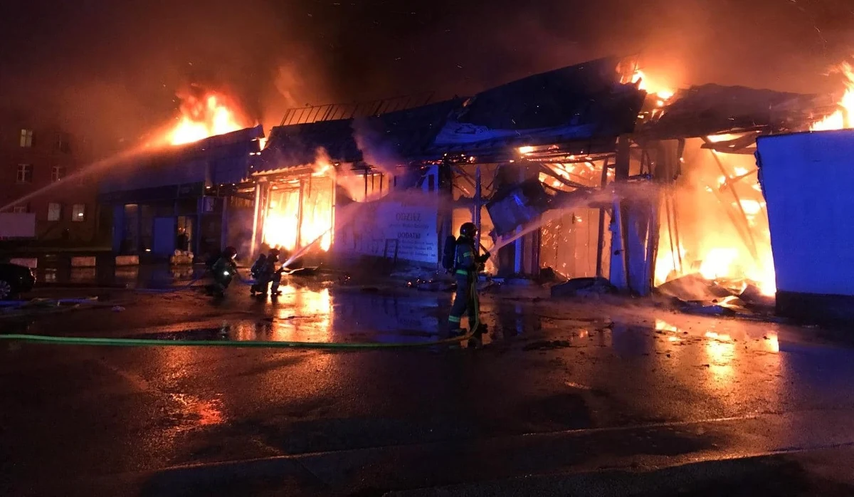 Po kilku godzinach strażakom udało się opanować pożar pawilonu handlowego przy ul. Teatralnej w Rudzie Śląskiej. Jak informuje straż pożarna, część hali się zawaliła. Informację o tym zdarzeniu dostaliśmy na Gorącą Linię RMF FM. 