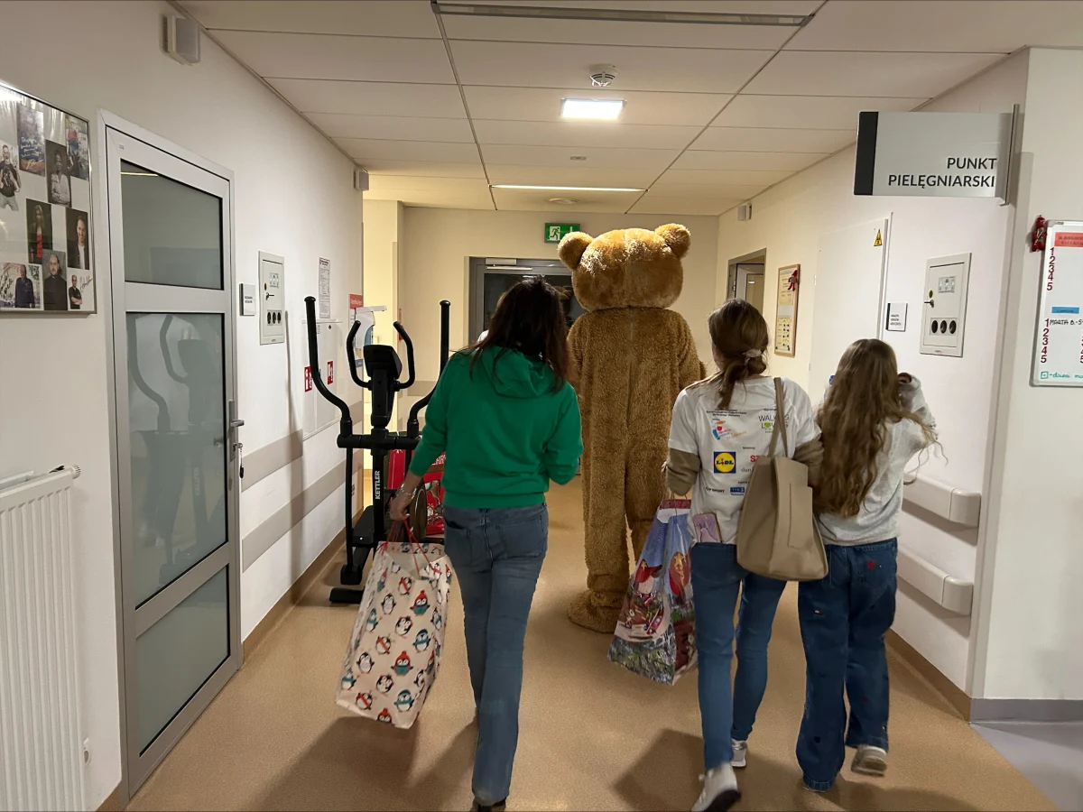 Pluszowe misie z misją specjalną w szpitalu! Dziś - tak jak co roku - Fundacja Mam Marzenie - przekazała maskotki tysiącom małych pacjentów w całym kraju. Jednym z takich miejsc był Uniwersyteckie Centrum Kliniczne w Gdańsku.