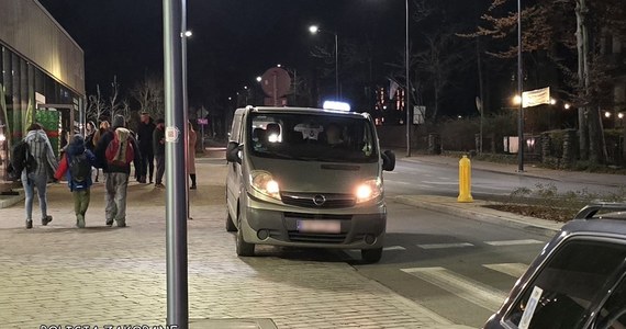 29-letni mężczyzna, mający trzykrotny sądowy zakaz kierowania pojazdami mechanicznymi, wsiadł za kierownicę busa taxi i czekał na klientów przy ul. Kościuszki w Zakopanem. Zatrzymali go policjanci.