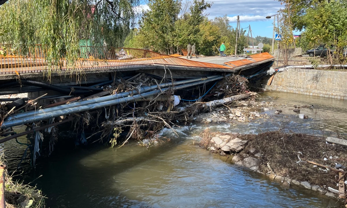 ​Stronie Śląskie doczeka się mostu tymczasowego. Prace ruszą lada dzień i zakończą się jeszcze w tym roku. Mieszkańcy bardzo na to liczyli, bo najważniejsza przeprawa w mieście - w ciągu drogi wojewódzkiej - prowadzi do ośrodka narciarskiego Czarna Góra. To tam przyjeżdżają na ferie turyści z całej Polski. Mimo z pozoru dobrych informacji, mieszkańcy są jednak rozczarowani.