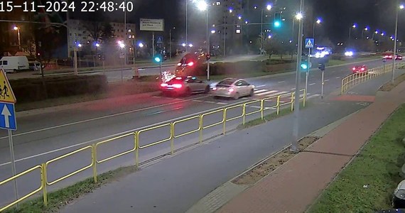 Na al. Piłsudskiego w Płocku na Mazowszu doszło do groźnie wyglądającej kolizji. Kierowca auta osobowego, zmieniając pas ruchu, uderzył w audi, a następnie "przeleciał" przez pas zieleni dzielący jezdnie i wylądował na przeciwnym pasie ruchu. Policja opublikowała nagranie ku przestrodze. 