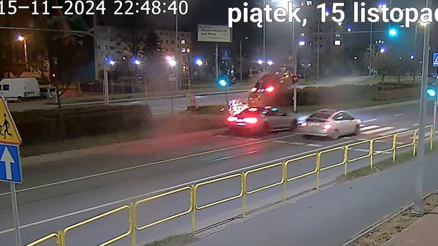 Kilka dni temu w Płocku doszło do zdarzenia drogowego na al. Piłsudskiego. 37-letni kierujący skodą zmieniając pas ruchu uderzył w audi, a następnie "przeleciał" przez pas zieleni dzielący jezdnie i wylądował na przeciwnym pasie ruchu. Na szczęście nikt nie doznał poważnych obrażeń. Zdarzenie zarejestrował monitoring miejski.  Załączone nagranie doskonale obrazuje jak poważne skutki zarówno dla biorących udział w zdarzeniu jak i pozostałych uczestników ruchu może mieć chwila nieuwagi i brak ostrożności za kierownicą.