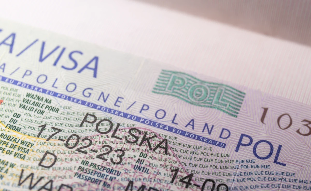 Działania rządu PiS przyczyniły się do niekontrolowanego napływu migrantów, a politycy PiS posiadali wiedzę o procederze, jednak nie podjęli żadnych działań - wynika z projektu raportu końcowego, który został przedstawiony przez szefa komisji wizowej Marka Sowę. Komisja złoży 11 zawiadomień do prokuratury, m.in. na Mateusza Morawieckiego - zapowiedział Sowa. 