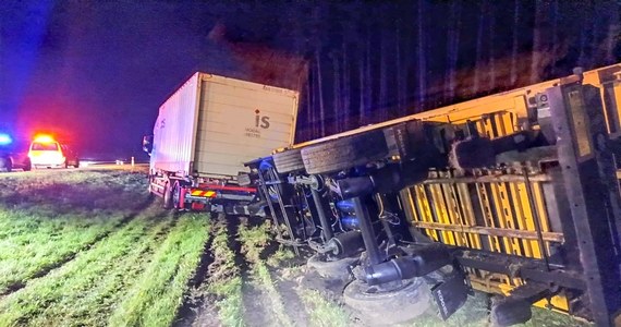 W niedzielę policjanci w lubuskim Międzyrzeczu interweniowali na autostradzie A2. Okazało się, że 64-letni kierowca ciężarówki, będąc pod wpływem alkoholu, zjechał na pas zieleni i doprowadził do wywrócenia przyczepy pojazdu. Na szczęście nikomu nic się nie stało.