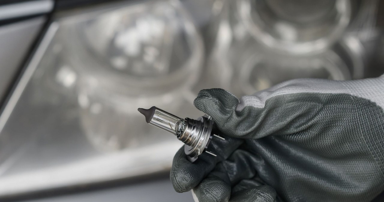 Jak wymieniać żarówkę w aucie? Przyda się ściana