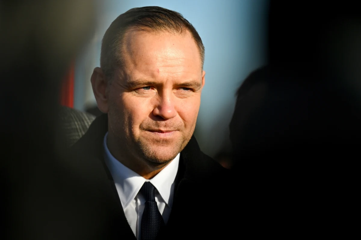 "Myślę nad tym. Mam ponad 50 dni urlopu" - powiedział we wtorek kandydat na prezydenta Karol Nawrocki, pytany o to, czy zamierza wziąć urlop na czas swojej kampanii. Prezes Instytutu Pamięci Narodowej wskazał, że do wyborów zamierza odwiedzić wszystkie powiaty w Polsce. Były dyrektor Muzeum II Wojny Światowej w Gdańsku mówił także o swoim postrzeganiu katastrofy smoleńskiej.