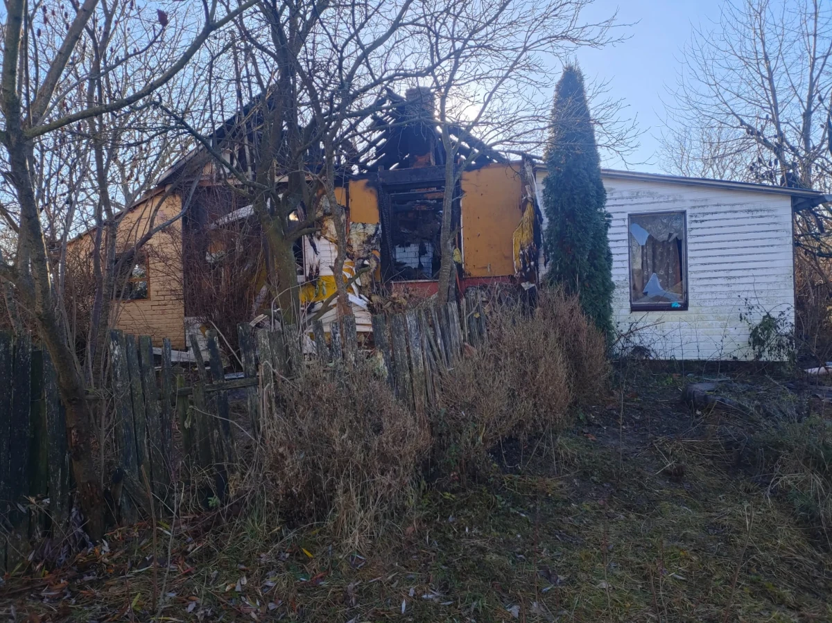 Minionej nocy doszło do tragicznego w skutkach pożaru domu w lubelskiej gminie Krzczonów. Z płonącego budynku wyniesiono dwie osoby, które mimo udzielonej pomocy zmarły. To 87-letnia kobieta i jej 36-letni wnuk.