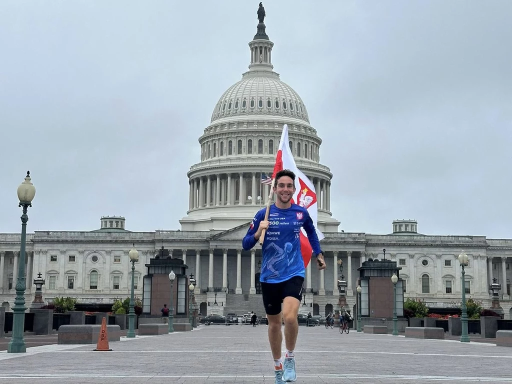 Tomasz Sobania biegnący z polską flagą przed Kapitolem w Washingtonie 