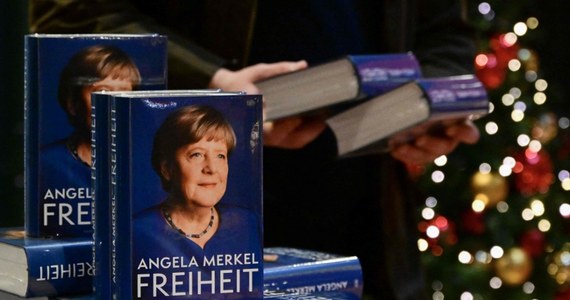 "Wolność. Wspomnienia 1954–2021" - autobiografia byłej kanclerz Niemiec Angeli Merkel trafiła we wtorek do księgarń w ponad 30 krajach. "Przyglądano mi się krytycznie. Zdałam sobie sprawę, że bycie kobietą zdecydowanie nie było zaletą" - pisze autorka o wyborze na szefa niemieckiego rządu w 2005 r. O książce Merkel w internetowym Radiu RMF24 Tomasz Terlikowski rozmawiał z prof. Arkadiuszem Stempinem, autorem biografii byłej kanclerz "Cesarzowa Europy".