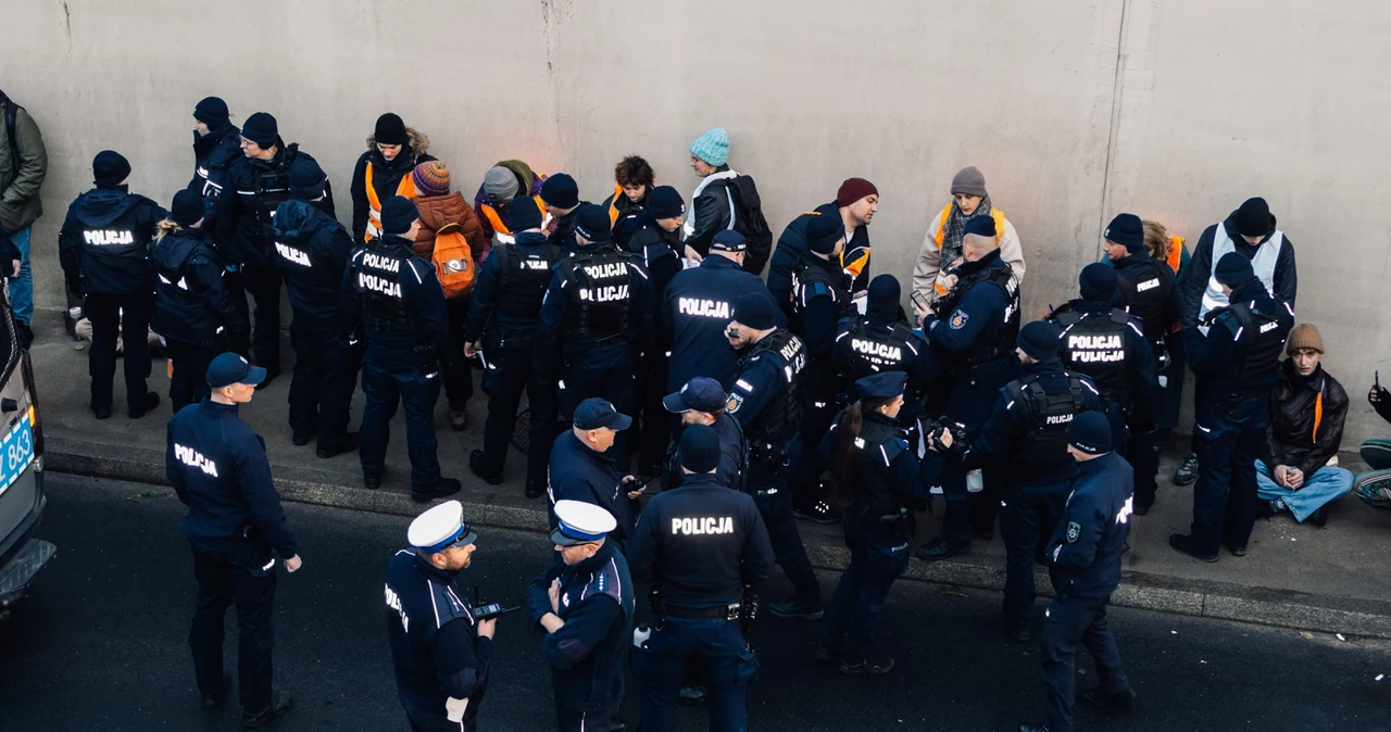 Protest Ostatniego Pokolenia. Interwencja policji na Wisłostradzie 