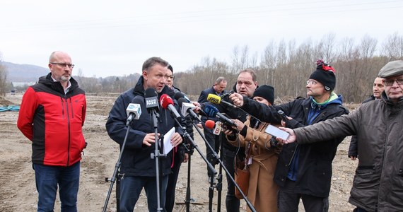 "W ciągu dwóch najbliższych dni pieniądze w formie zaliczek trafią do poszkodowanych powodzian" - powiedział we wtorek pełnomocnik rządu ds. odbudowy po powodzi Marcin Kierwiński w Głuchołazach. "To jest proces żywy, pojawiają się wciąż nowe problemy (...). Chciałbym jednak powiedzieć: ja też nie jestem zadowolony z tempa wypłat, jednak proszę pamiętać, że gospodarujemy groszem publicznym. Do każdego są wymagane stosowne protokoły. Protokoły nie są wymysłem, one obowiązują od 1997 roku, a i tak zdecydowaliśmy się na usprawnienie " - powiedział Kierwiński. Odniósł się również do poniedziałkowej decyzji o odwołaniu dolnośląskiego wojewody. 